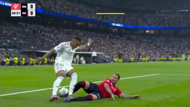 La acción de Mbappé con Juan Cruz (Foto: DAZN)
