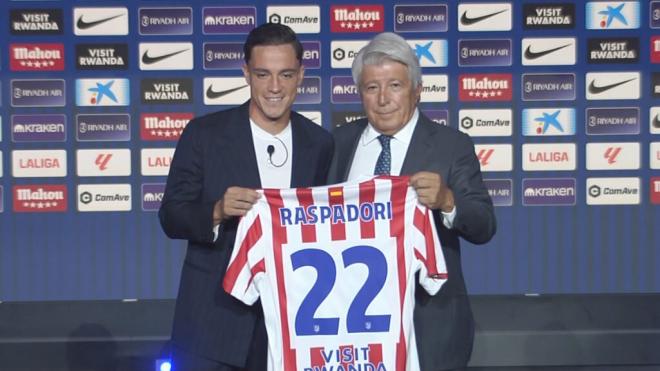 Enrique Cerezo, junto a Raspadori (Foto: ElDesmarque)