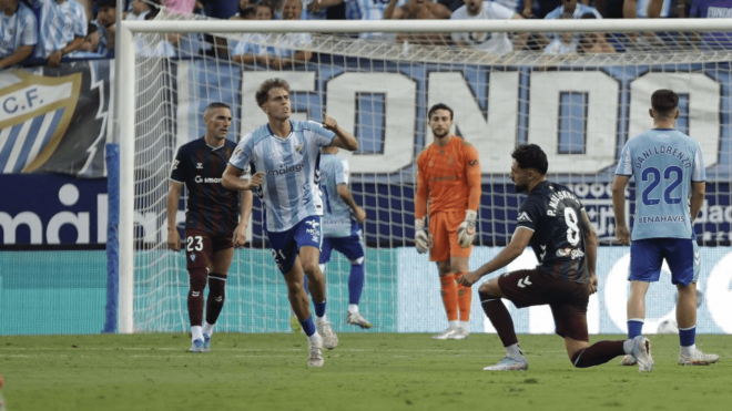 Adrián Niño celebra un gol en el Málaga-Eibar (Foto: LaLiga).