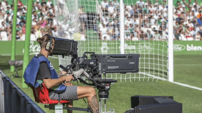 Una cámara de televisión, en el estadio del Racing (Foto: EFE).