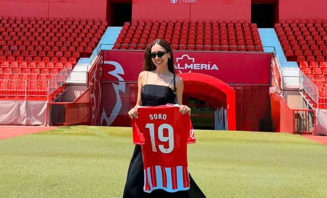 Vanessa Crippa posa con la camiseta del Almería (Foto: Instagram).