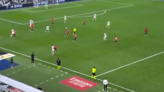 Abel Bretones, en la acción de la expulsión en el Real Madrid-Osasuna