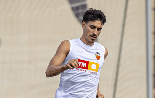 Filip Ugrinic y André Almeida, en la foto, no han entrenado con el equipo (Foto: Valencia CF)