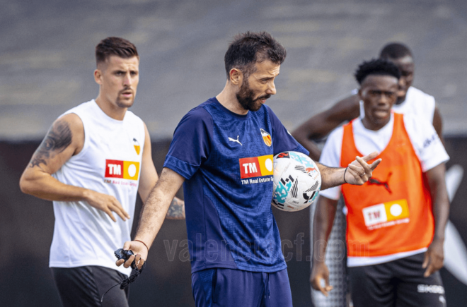 Baptiste Santamaría mira a Corberán (Foto: Valencia CF)