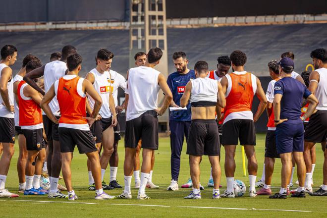 Carlos Corberán medita varios cambios en su once titular ante Osasuna (Foto: Valencia CF)
