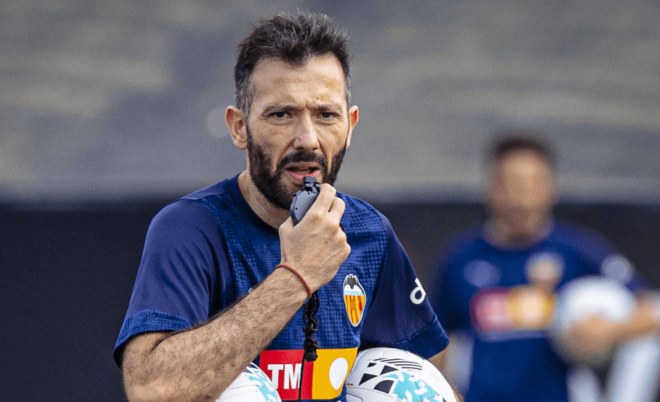 Carlos Corberán silba y entrena (Foto: Valencia CF)