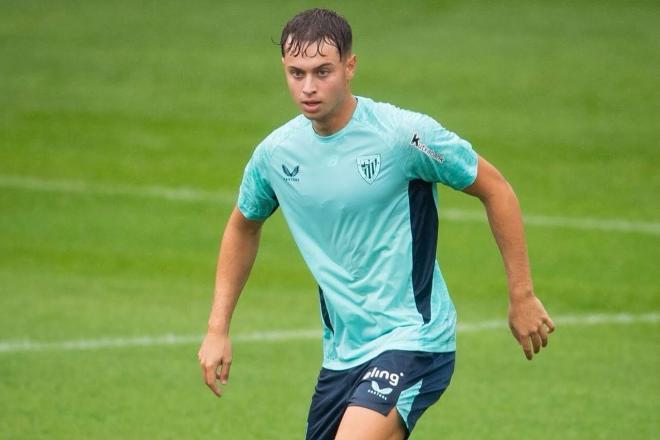 El central Jon de Luis se entrena en Lezama (Foto: Athletic Club).