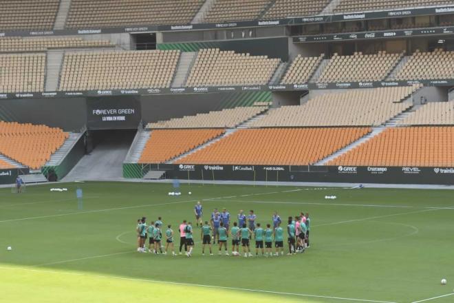 El Betis entrena en La Cartuja (Foto: Kiko Hurtado).