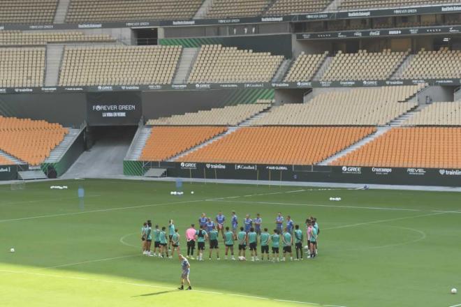 El Betis entrena en La Cartuja (Foto: Kiko Hurtado).