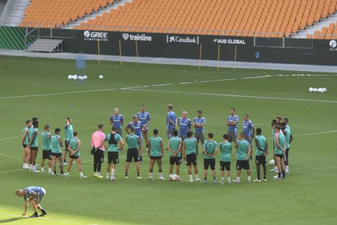 El Betis entrena en La Cartuja (Foto: Kiko Hurtado).