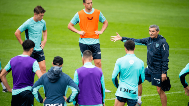 Ernesto Valverde dirige un entrenamiento del Athletic (Foto: Athletic Club).