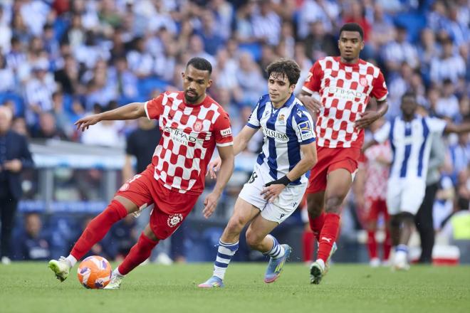 Yangel Herrera supera a Pablo Marín en el Real Sociedad - Girona (Foto: Europa Press).