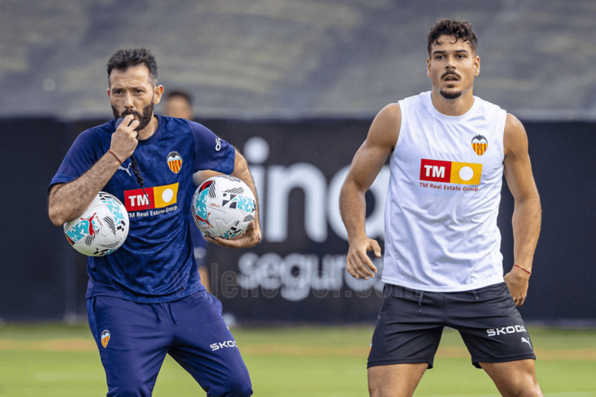 Filip Ugrinic entrena, Corberán mira (Foto: Valencia CF)