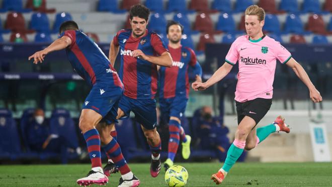 Jugadores del Levante contra De Jong (Europa Press)