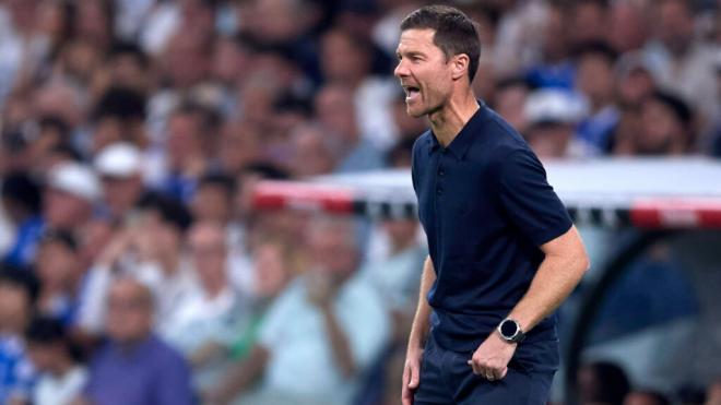 Xabi Alonso da instrucciones (Foto: Cordon Press)