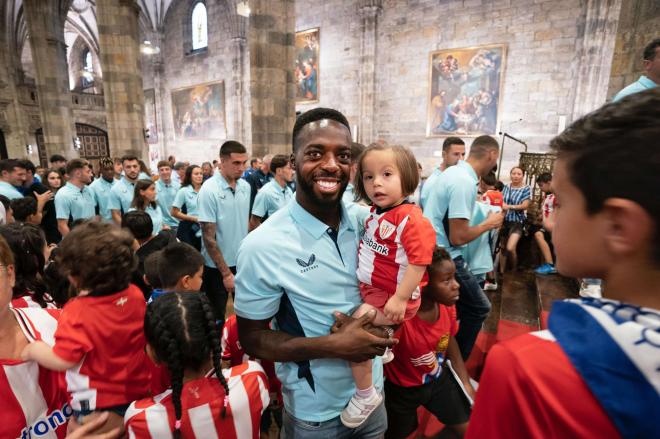 El capitán Iñaki Williams atiende a los peques en la Basílica de Begoña (Foto: Athletic Club).