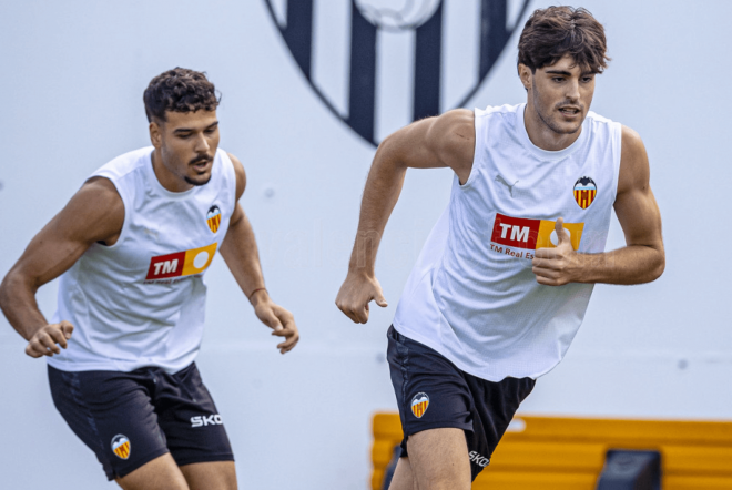 Javi Guerra seguido por Ugrinic, el valenciano es fijo en el once titular (Foto: Valencia CF)