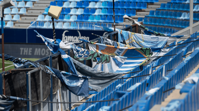 Las banderolas del Málaga, preparadas para animar en La Rosaleda (Foto: MCF).