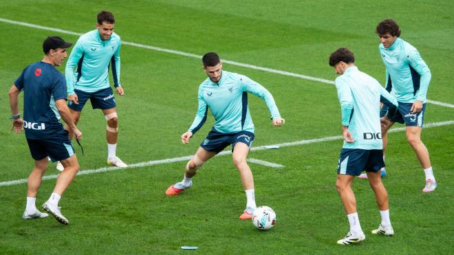 El mediapunta navarro Oihan Sancet trabaja con la rodilla protegida en Lezama (Foto: Athletic Club).