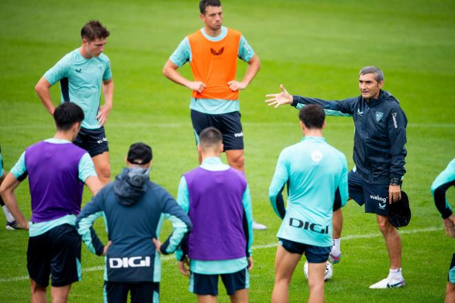 Ernesto Valverde imparte instrucciones al equipo en Lezama (Foto: Athletic Club).