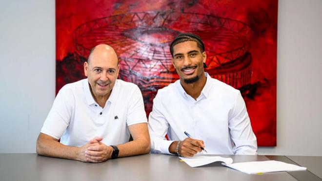 Loïc Badé firma con el Bayer Leverkusen.