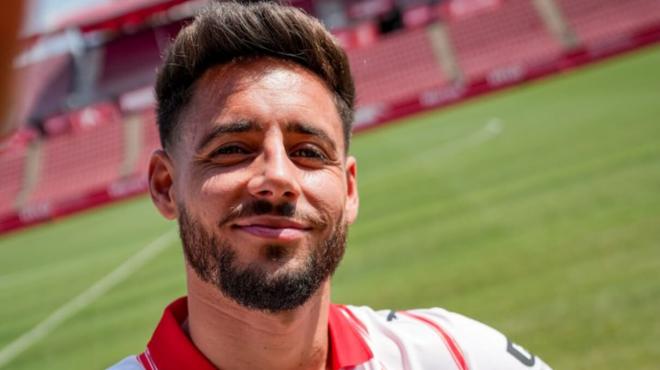 Álex Moreno posa en Montilivi (Foto: Girona FC).