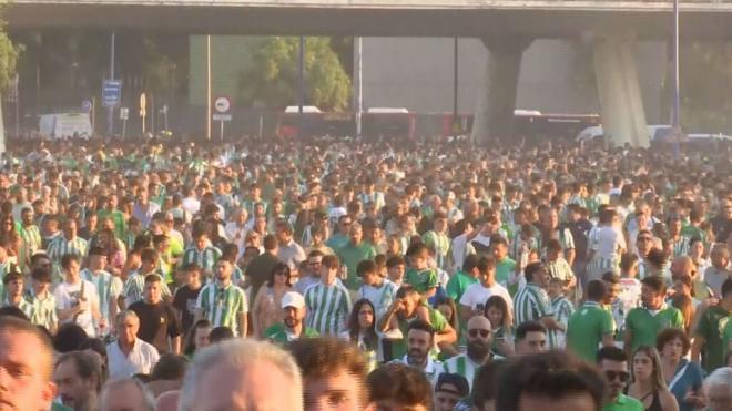 Los aficionados del Betis llegando a La Cartuja (ElDesmarque)