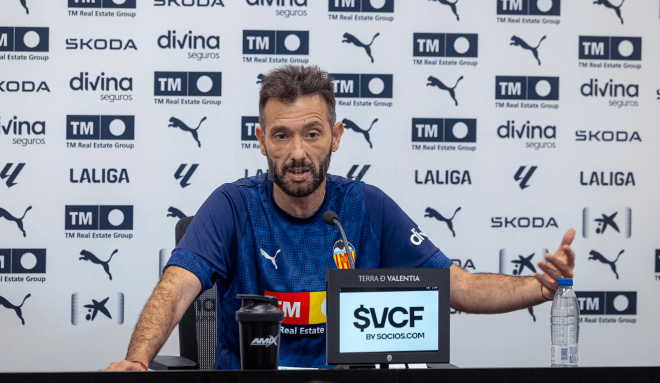 Carlos Corberán en rueda de prensa (Foto: Valencia CF)