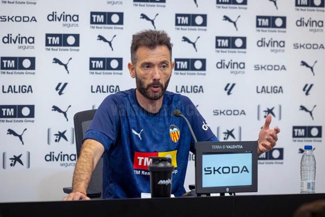 Carlos Corberán en rueda de prensa (Foto: Valencia CF)