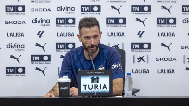 Carlos Corberán en rueda de prensa (Foto: Valencia CF)