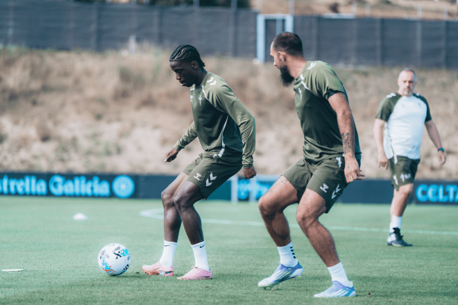 Ilaix Moriba y Borja Iglesias en Afouteza (Foto: Celta).