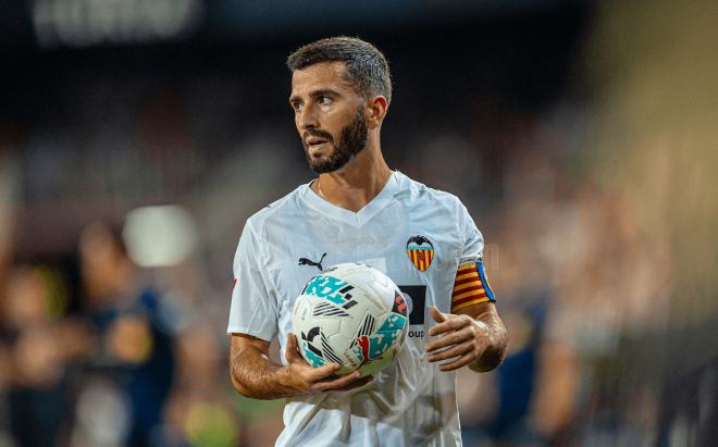 Gayà ante la Real Sociedad (Foto: Valencia CF)