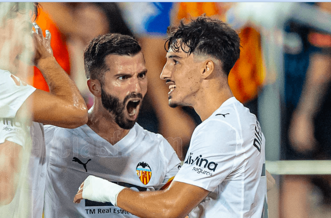 Gayà celebra el gol de Diego López ante la Real Sociedad (Foto: Valencia CF)