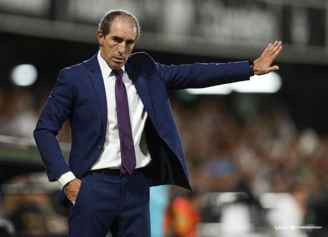Guillermo Almada dirigiendo en el partido ante el CD Castellón