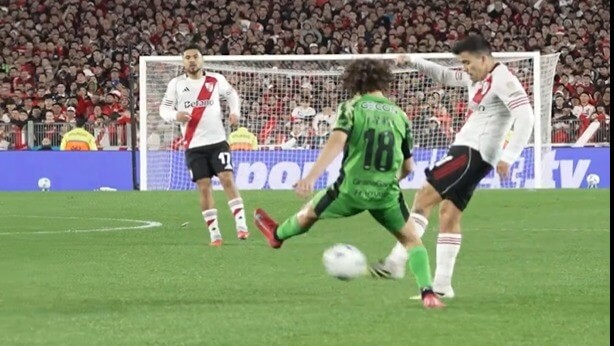 El instante del centro con el exterior de Marcos Acuña.