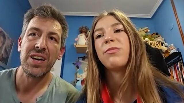 Haiziea Vázquez junto a su padre atiendo a ElDesmarque.