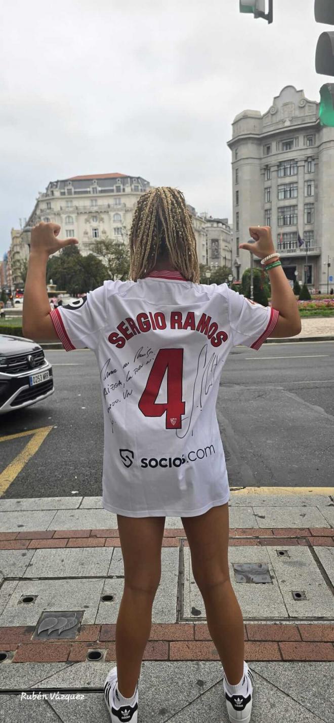 Haizea Vázquez, con la camiseta firmada de Sergio Ramos. Foto de Rubén Vázquez.
