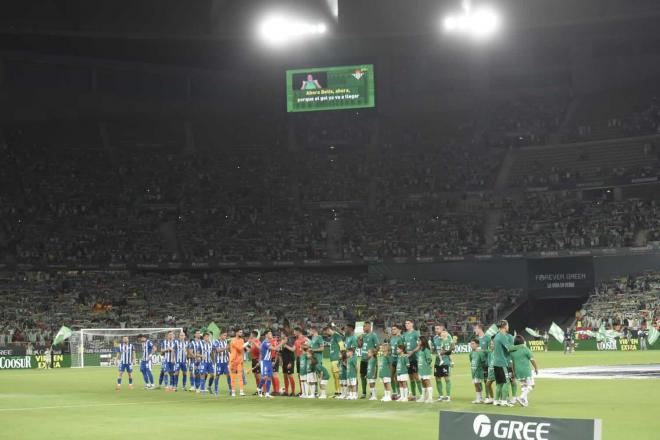 Ambiente de los aficionados del Betis en La Cartuja en la previa del partido ante el Alavés (Foto: Kiko Hurtado).