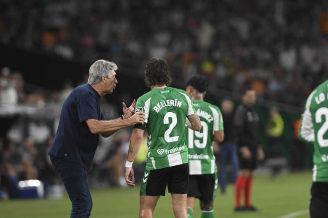 Pellegrini le da instrucciones a Bellerín ante el Alavés (Foto: Kiko Hurtado)