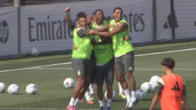 Kylian Mbappé celebrando un gol en el último entrenamiento antes de viajar a Oviedo.