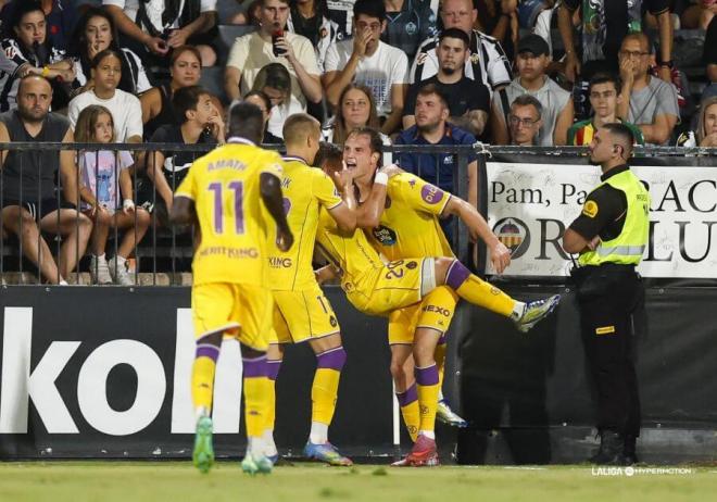 Celebración del gol de Latasa en Castalia.