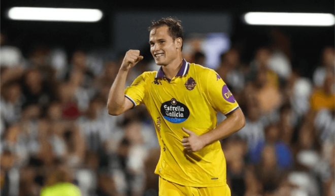 Juanmi Latasa celebrando su tanto ante el CD Castellón
