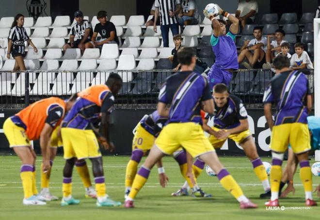 Jugadores del Real Valladolid calientan ante el  Castellón.
