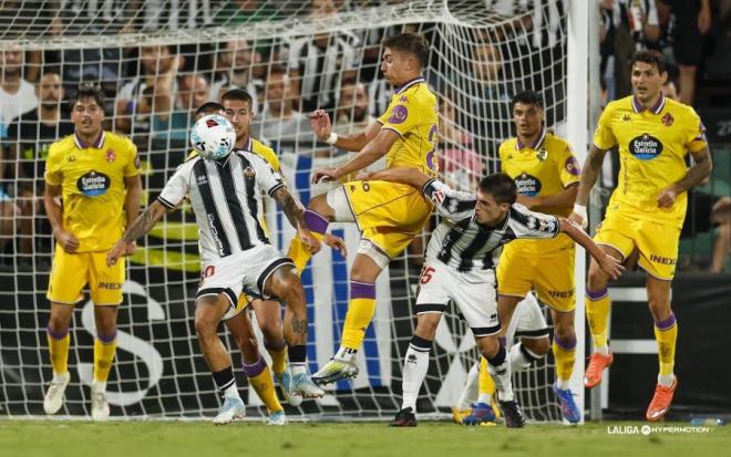 Jugadores del Real Valladolid despejan un balón en el área ante el Castellón.