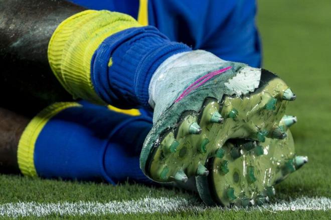Las botas de un jugador del Cádiz, teñidas de verde (Foto: LaLiga).