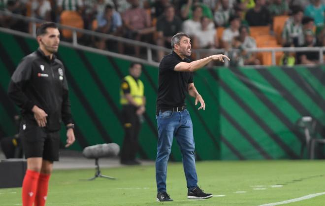 Coudet, ante el Real Betis (Foto: Kiko Hurtado)
