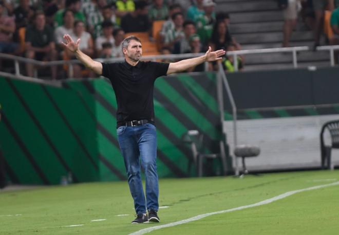 Coudet, ante el Real Betis (Foto: Kiko Hurtado)