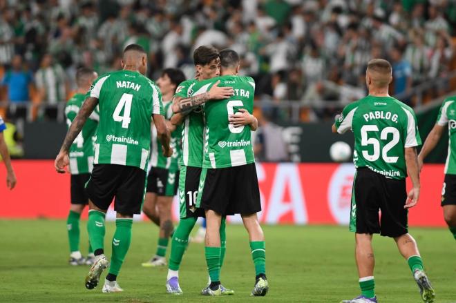 Valentín Gómez celebra el triunfo del Betis ante el Alavés (Foto: Kiko Hurtado)
