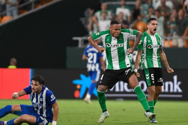 Natan celebra la victoria del Betis al Alavés (Foto: Kiko Hurtado)