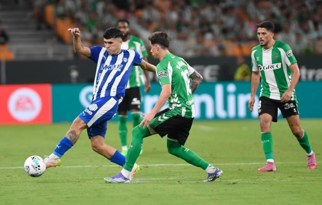 Valentín Gómez celebra la victoria del Betis al Alavés (Foto: Kiko Hurtado)